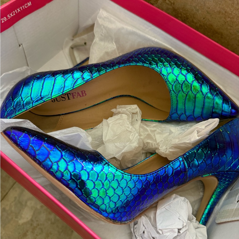 JustFab Iridescent Blue-Green Scaled Pointed Toe Heels size 8